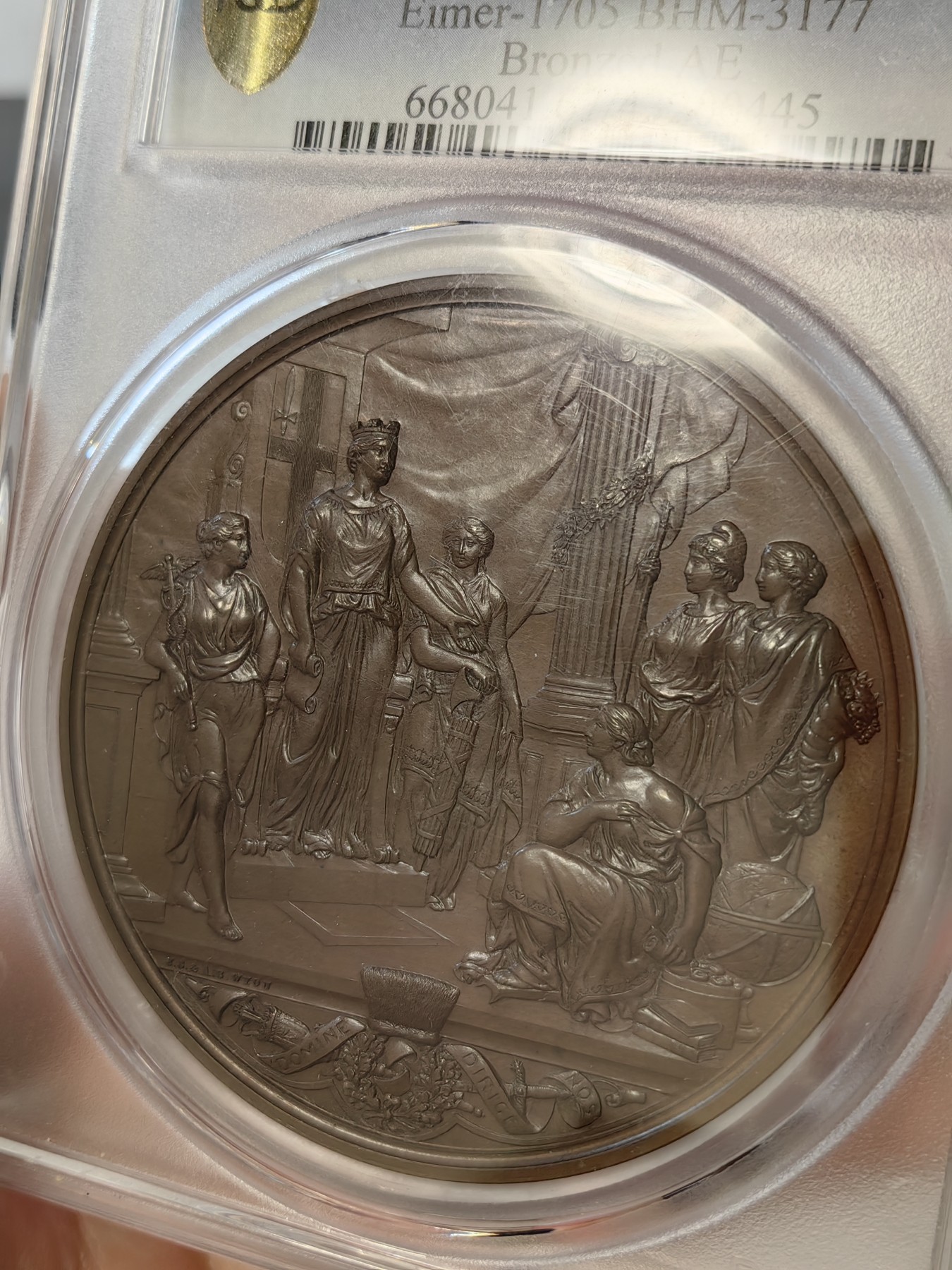 橡树集藏-006场 海纳百川 pcgs-sp67！ 1884年英国伦敦金融城系列 大不列颠市政厅铜牌新议会厅开幕，伦敦造币厂。作者：JS & AB Wyon。直径：77毫米。正面：伦迪尼亚，商业和治安法官出席，向她的议会发表讲话；背面：市政厅内景。这种高度复杂的反向设计显示出令人难以置信的雄伟，是任何大教堂和建筑相关奖牌的高级收藏者的必备品。丰富的红棕色表面，具有巨大的光泽度，令人叹为观止。附带原盒，插销损坏。