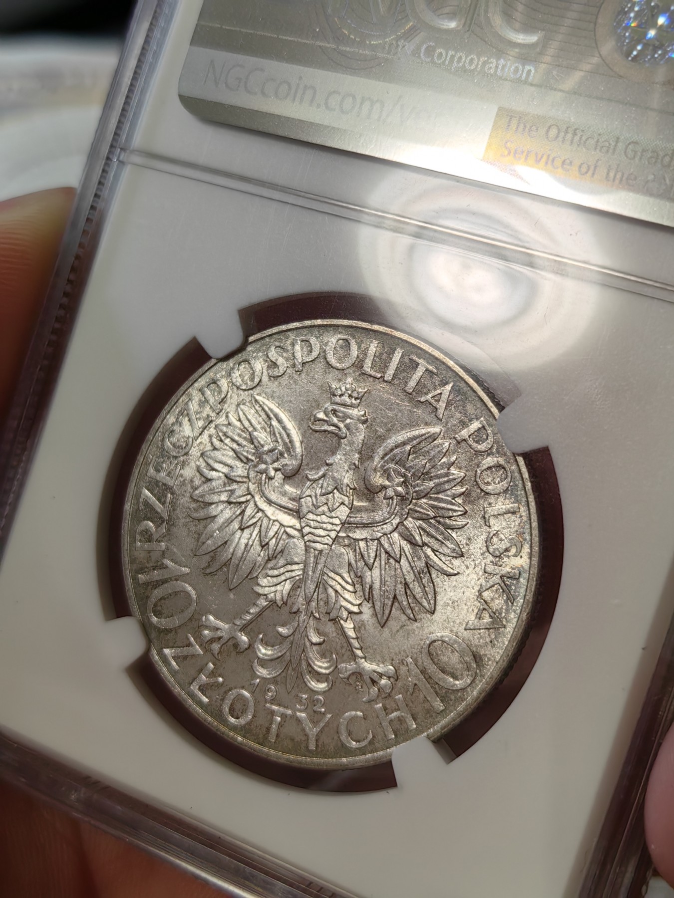 橡树集藏-006场 海纳百川 ngc-Ms64 1932年波兰10兹罗提大银币 雅德维加女皇  亚军分，上面只有一个65，究极难找的高分品种，可遇不可求。此枚的彩色包浆绝美，同分中的top～  64分极为难得，顶级状态，炫彩包浆，实物绝美。强车轮流银霜光，大美人一个，人称波兰尼姑头。雅德维加是波兰国王和立陶宛公爵夫人，出身于安茹-西西里王朝，圣雅德维加。25岁便英年早逝，最美的年华，Young Lady Queen～