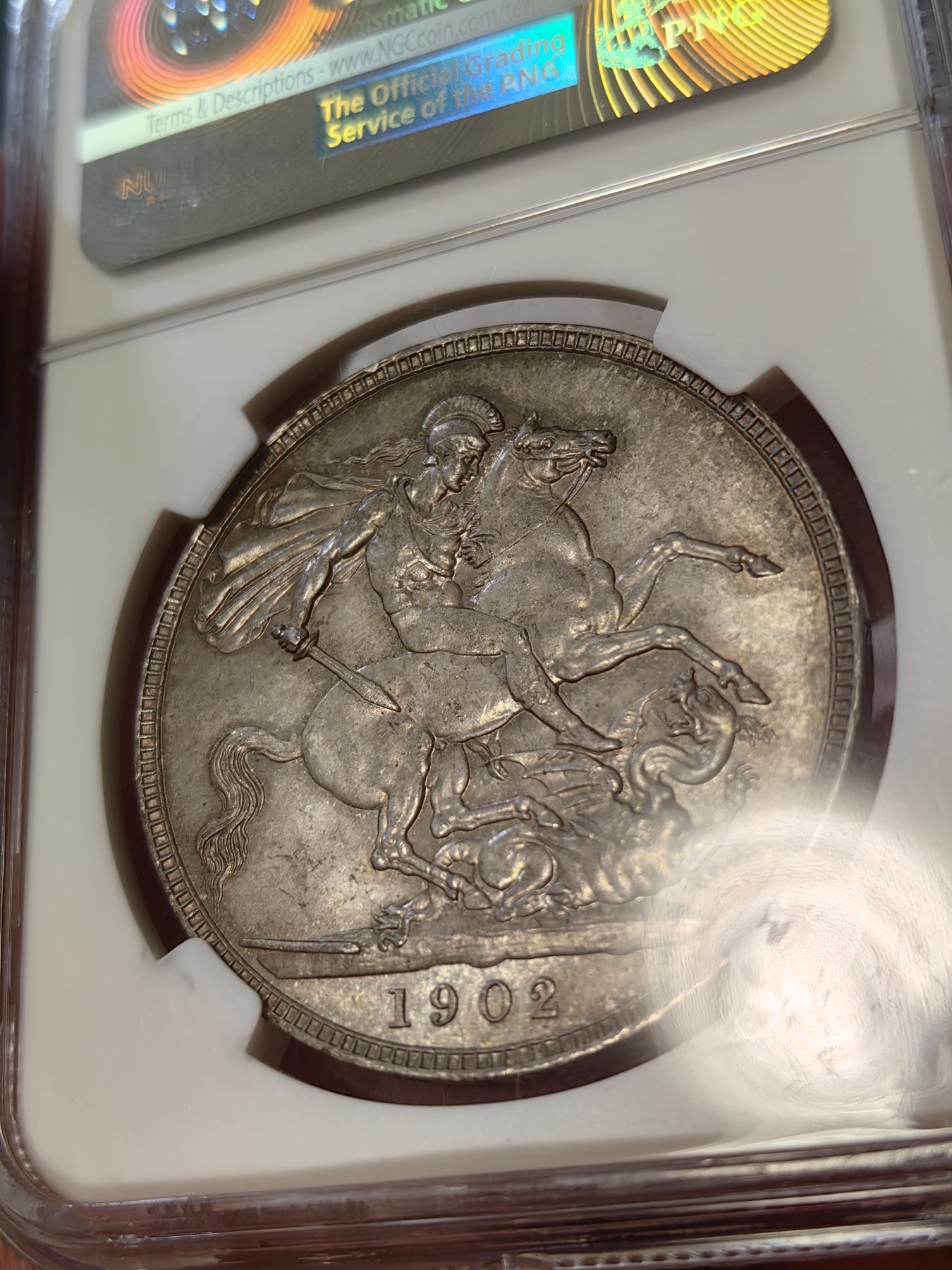 橡树集藏-006场 海纳百川 ngc-Ms64 1902年英国爱七马剑克朗银币 高分好品 双面古朴老包浆 带彩 细节好打制佳 普制高分比精制难得 老盒品质保证 英系主币大银