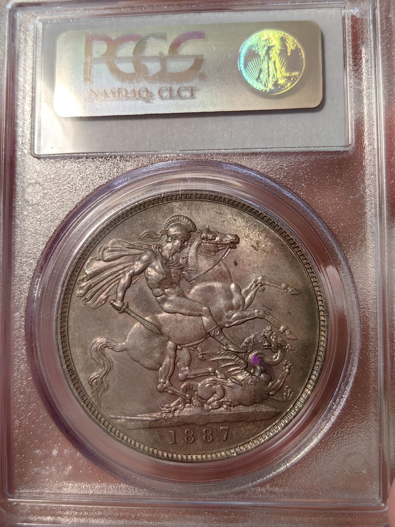 橡树集藏-006场 海纳百川 pcgs-ms64 1887年英国维多利亚高冠克朗马剑 经典品种 双面老包浆 洋红色点缀 实物状态一流 pc早期老盒 状态非常舒服 没有短板的及格64马剑克朗 自藏好品