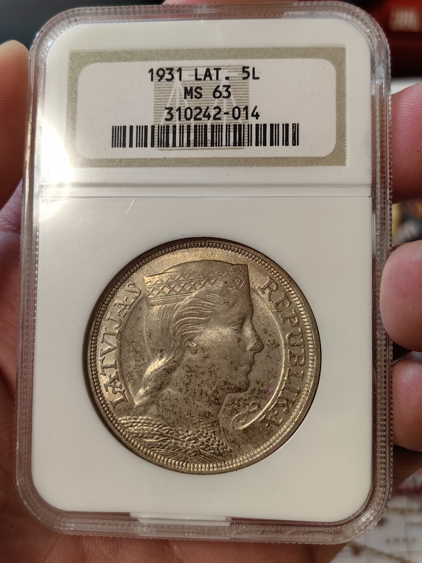 橡树集藏-006场 海纳百川 ngc-ms63 1931年拉脱维亚5里拉大银 谷物女神 黄油老包浆 滴水未下 ngc早期老盒严评 质量保证 实物状态极佳 热门品种 自藏品质 盒子右下角磕碰