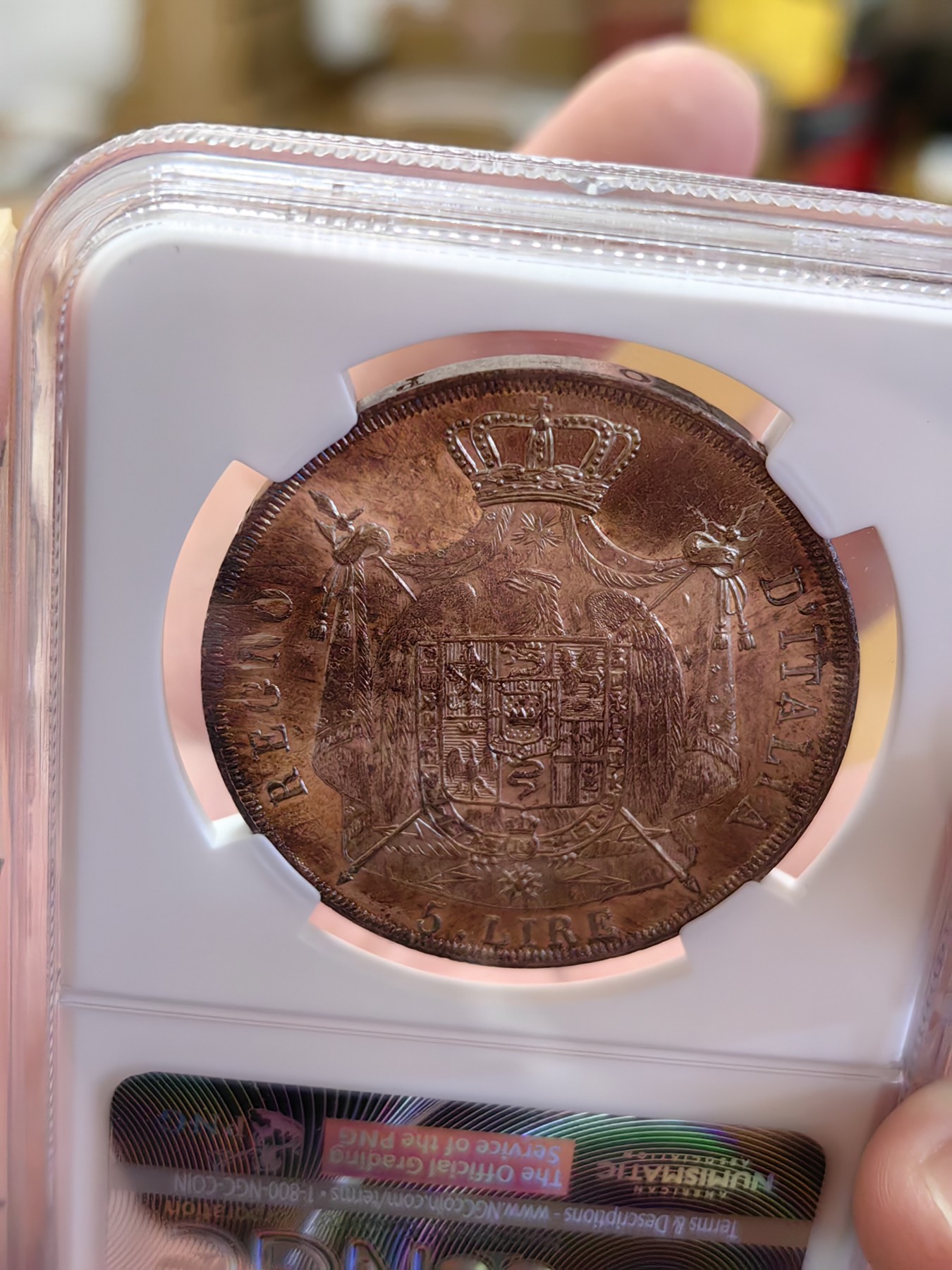 橡树集藏-006场 海纳百川 NGC-MS63 1814年意大利王国拿破仑5里拉大银币，万中无一的赤霞艳彩间中还有碧蓝点缀，背面帝国鹰徽加上类镜面底板霸气尽显。一代雄主，顶级设计。实物绝美，法系人不可错过的拿皇大银。