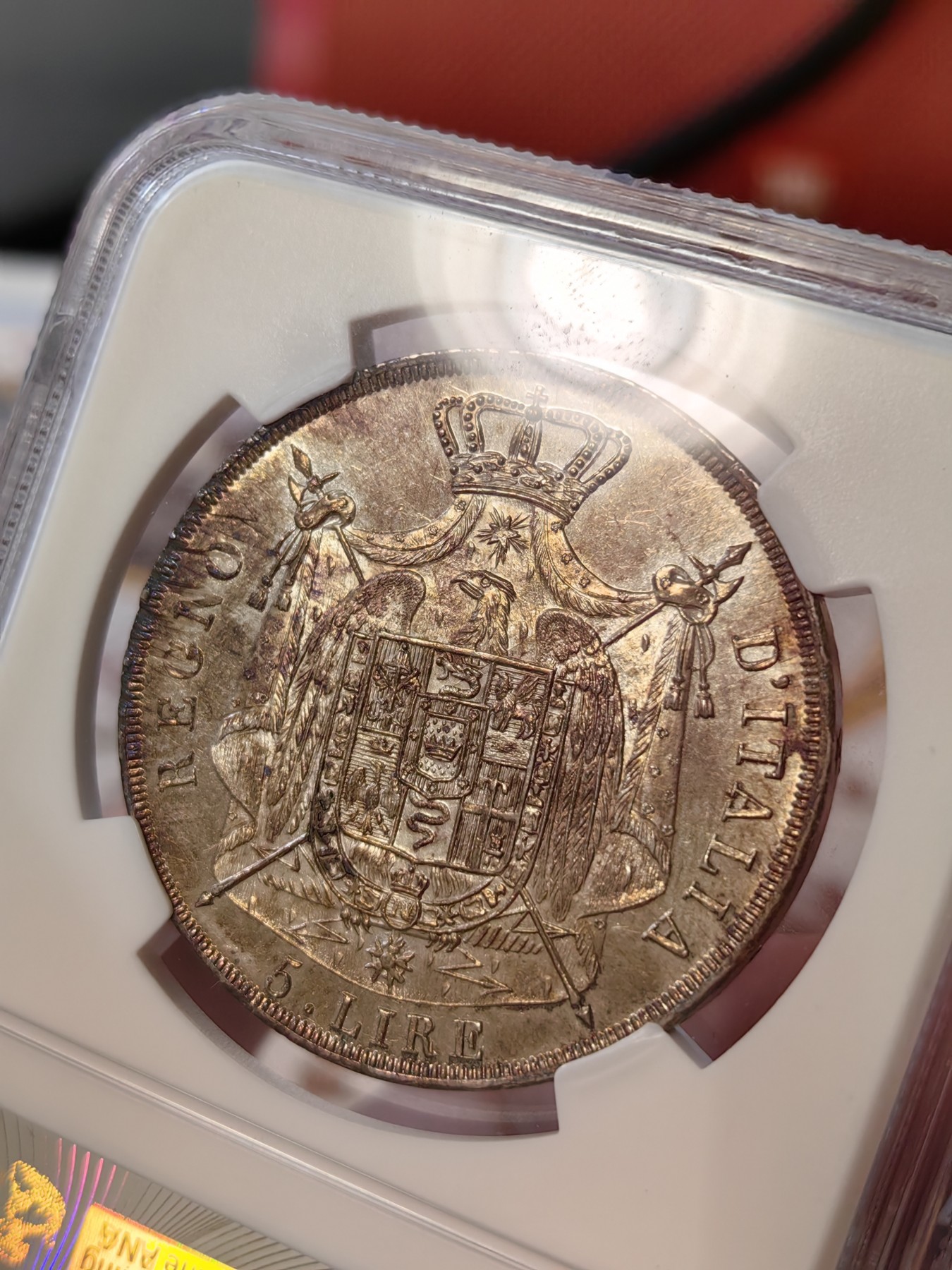 橡树集藏-006场 海纳百川 NGC-MS63 1814年意大利王国拿破仑5里拉大银币，万中无一的赤霞艳彩间中还有碧蓝点缀，背面帝国鹰徽加上类镜面底板霸气尽显。一代雄主，顶级设计。实物绝美，法系人不可错过的拿皇大银。