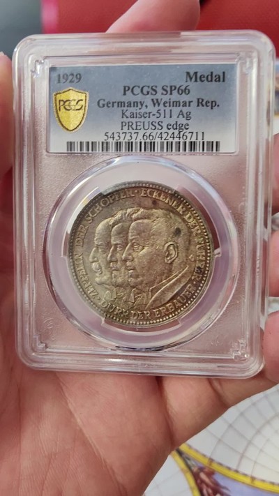 橡树集藏-006场 海纳百川 pcgs-sp66 (Kaiser-511、加字版),魏玛共和国1929，齐拍林飞艇环游世界纪念银章，顶级高分，五彩镜面，背面为标注“洛杉矶”“东京”等地名的高浮雕地球图案。