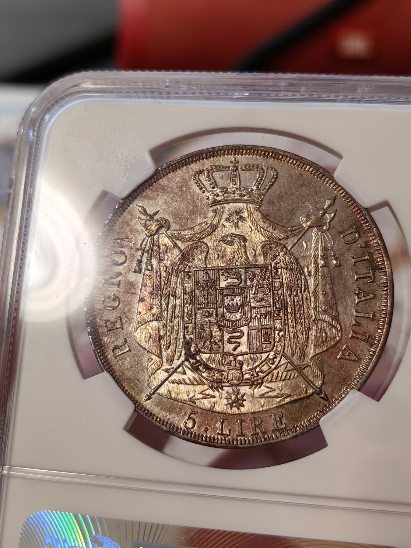 橡树集藏-006场 海纳百川 NGC-MS63 1814年意大利王国拿破仑5里拉大银币，万中无一的赤霞艳彩间中还有碧蓝点缀，背面帝国鹰徽加上类镜面底板霸气尽显。一代雄主，顶级设计。实物绝美，法系人不可错过的拿皇大银。