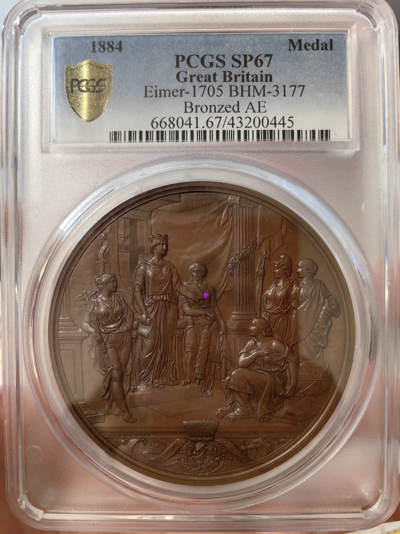 橡树集藏-006场 海纳百川 pcgs-sp67！ 1884年英国伦敦金融城系列 大不列颠市政厅铜牌新议会厅开幕，伦敦造币厂。作者：JS & AB Wyon。直径：77毫米。正面：伦迪尼亚，商业和治安法官出席，向她的议会发表讲话；背面：市政厅内景。这种高度复杂的反向设计显示出令人难以置信的雄伟，是任何大教堂和建筑相关奖牌的高级收藏者的必备品。丰富的红棕色表面，具有巨大的光泽度，令人叹为观止。附带原盒，插销损坏。