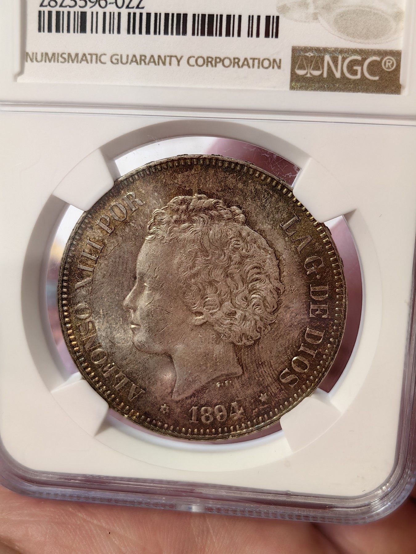 橡树集藏-006场 海纳百川 ngc-ms63 1894年西班牙5比塞塔双柱大银币 阿方索十三世 数据库亚军分 可爱的爆炸头男童 车轮原银霜光 欧陆黄油斑驳彩浆 流通币有此品相 实属不易 评级数量稀少 西班牙及西属钱币涨幅明显 大热门品种