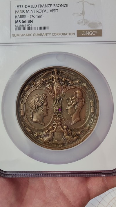 橡树集藏-006场 海纳百川 NGC-MS66BN 1833年法国国王路易菲利普皇室全家访问造币厂铜章，巴洛克风格章牌中的典范，去年10月一枚同分的丰饶角后铸在AW拍出1.5W RMB。超高浮雕加厚盒子，华丽盛大。