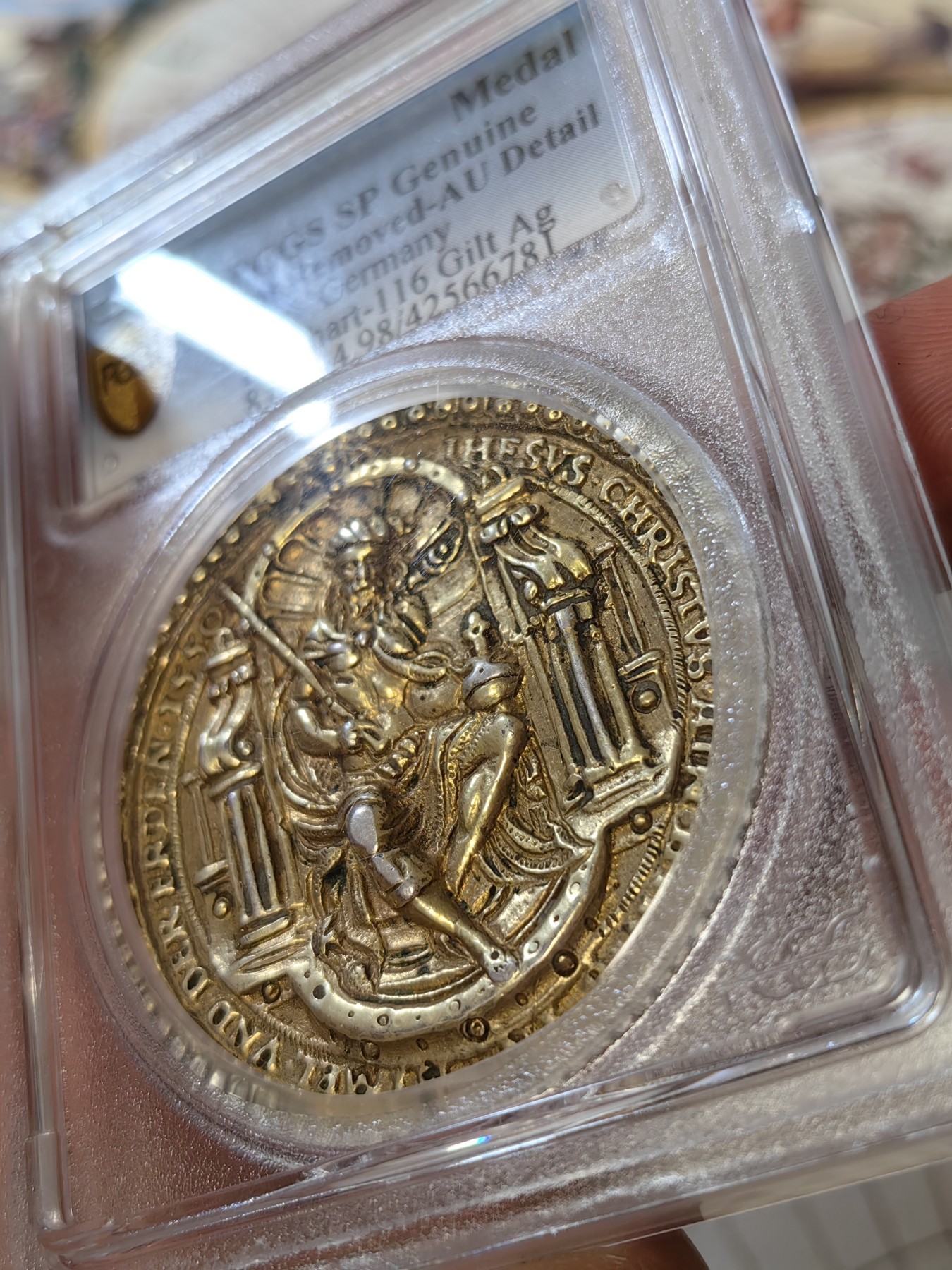 橡树集藏-006场 海纳百川 pcgs-sp genniue 1550年神圣罗马帝国银章 查理五世（西班牙查理一世）/耶稣基督铸造镀金银质奖章  正面：耶稣基督，身穿长袍，坐在华丽宝座的右侧，手持剑和宝珠。背面：查理，身着长袍，披着斗篷，头戴王冠，面朝华丽的王座而坐，手持宝剑和宝珠。为了强化君权神授的理念。四百多年的历史文物章，老精稀可遇不可求。高浮雕加厚盒。