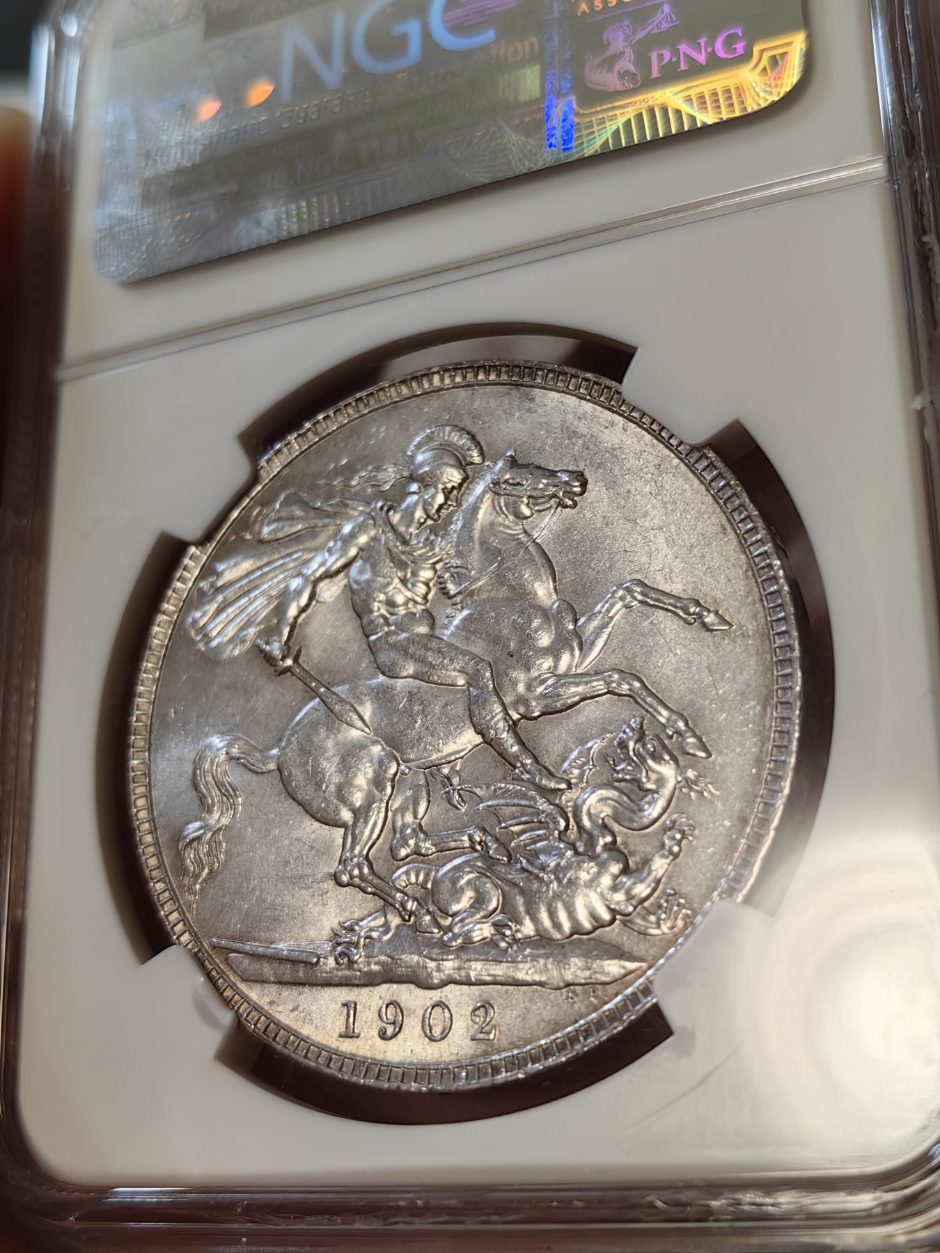 橡树集藏-006场 海纳百川 ngc-MS63 1902年爱七马剑，爱七马剑只在1902独年发行，铸造量不多，分普制和精制两种。市面上相同分数的好品相爱七普制比精制要难找一些，价格也高一些。