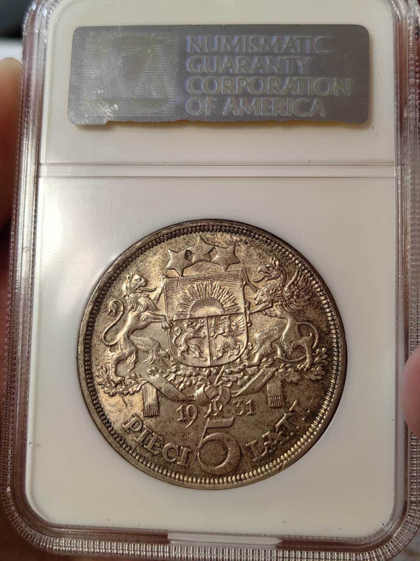 橡树集藏-006场 海纳百川 ngc-ms63 1931年拉脱维亚5里拉大银 谷物女神 黄油老包浆 滴水未下 ngc早期老盒严评 质量保证 实物状态极佳 热门品种 自藏品质 盒子右下角磕碰