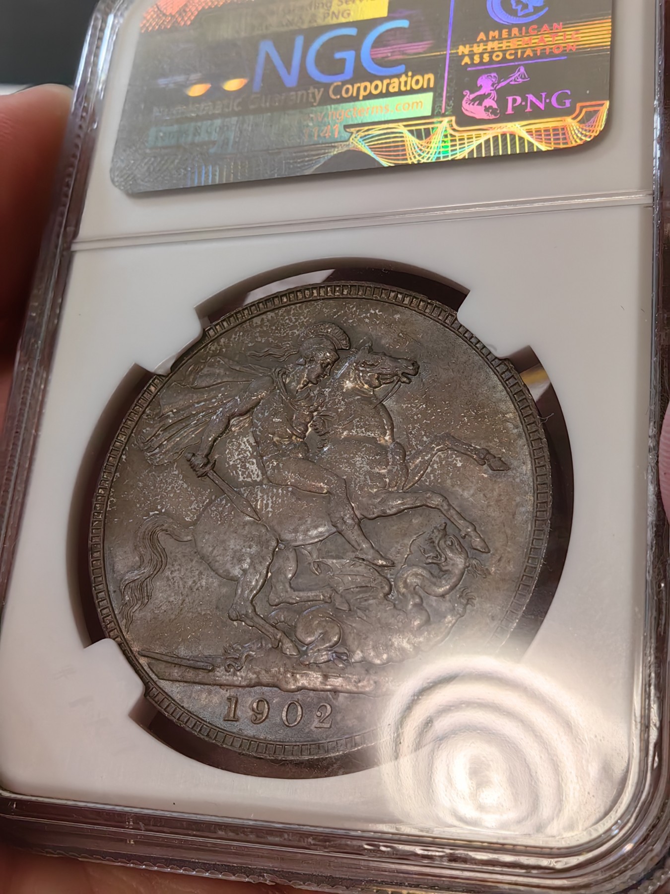 橡树集藏-006场 海纳百川 ngc-MS63 1902年爱七马剑 磨砂质老包浆，正面环彩，背面老包浆，MS63以上高分不多，品相到位的藏品