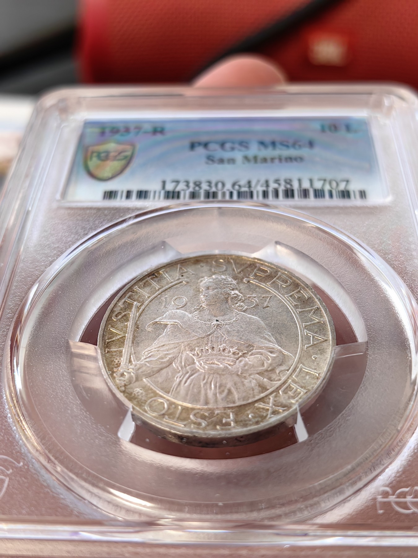 橡树集藏-006场 海纳百川 pcgs-ms64 1937年圣马力诺10里拉银币 持剑圣女手托皇冠，英姿飒爽，打制压印十足，黄油包浆转光美丽，赏心悦目。热门女神题材，不可多得。