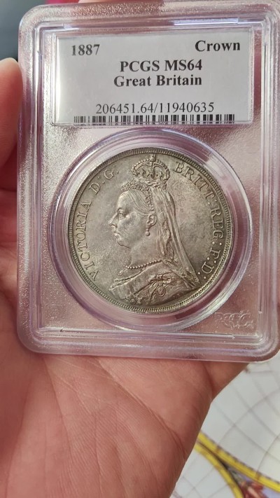 橡树集藏-006场 海纳百川 pcgs-ms64 1887年英国维多利亚高冠克朗马剑 经典品种 双面老包浆 洋红色点缀 实物状态一流 pc早期老盒 状态非常舒服 没有短板的及格64马剑克朗 自藏好品