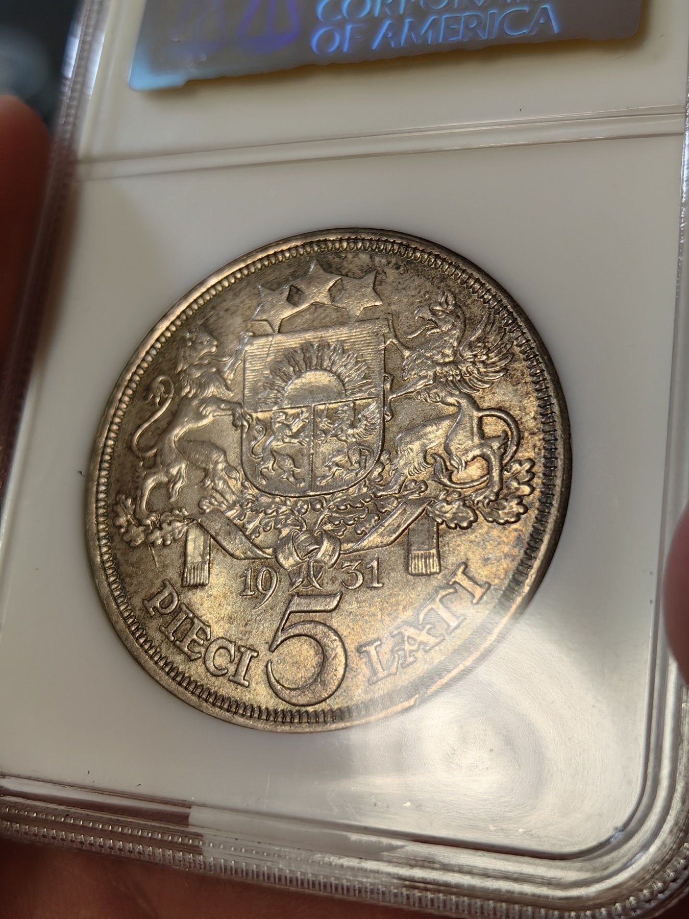 橡树集藏-006场 海纳百川 ngc-ms63 1931年拉脱维亚5里拉大银 谷物女神 黄油老包浆 滴水未下 ngc早期老盒严评 质量保证 实物状态极佳 热门品种 自藏品质 盒子右下角磕碰