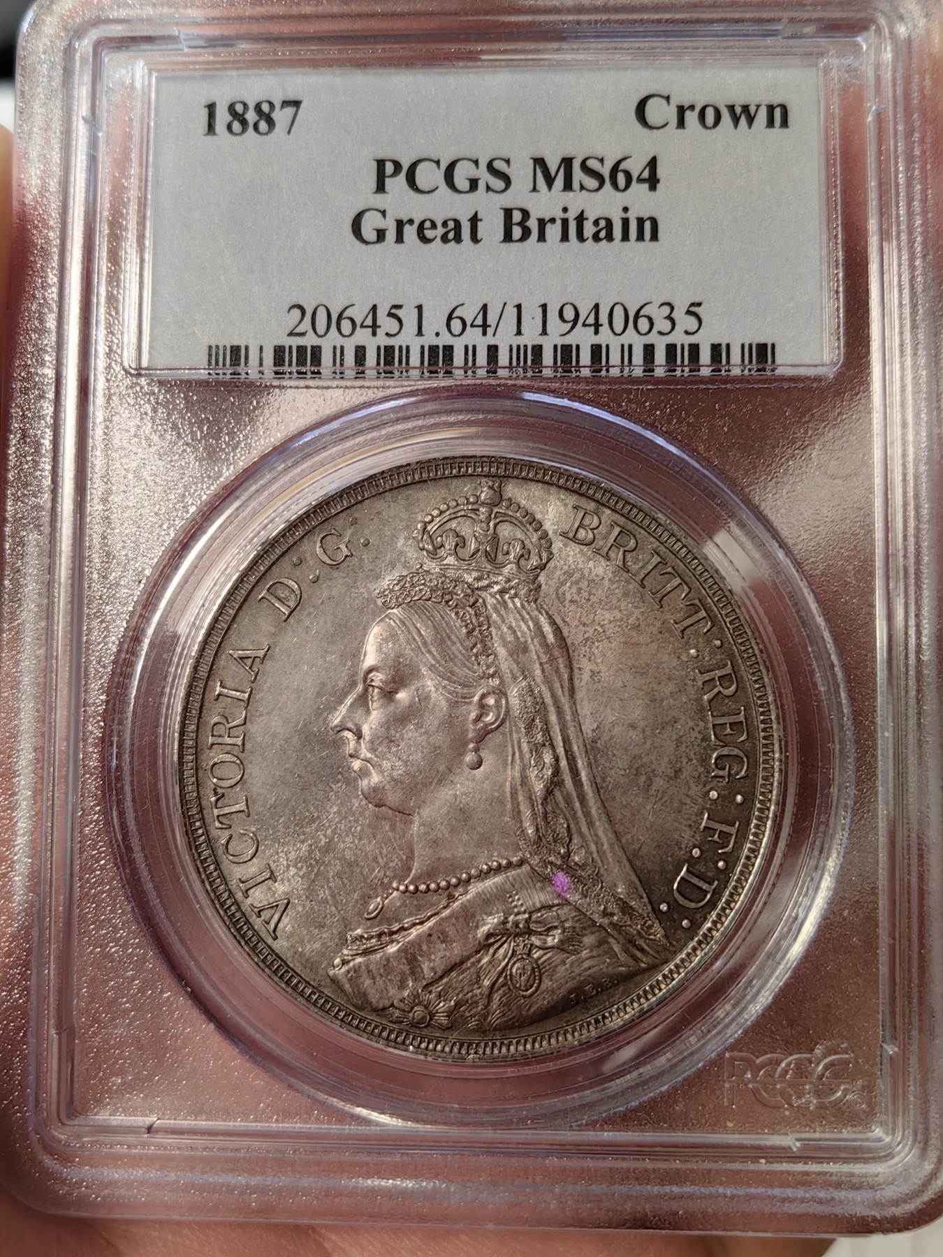 橡树集藏-006场 海纳百川 pcgs-ms64 1887年英国维多利亚高冠克朗马剑 经典品种 双面老包浆 洋红色点缀 实物状态一流 pc早期老盒 状态非常舒服 没有短板的及格64马剑克朗 自藏好品