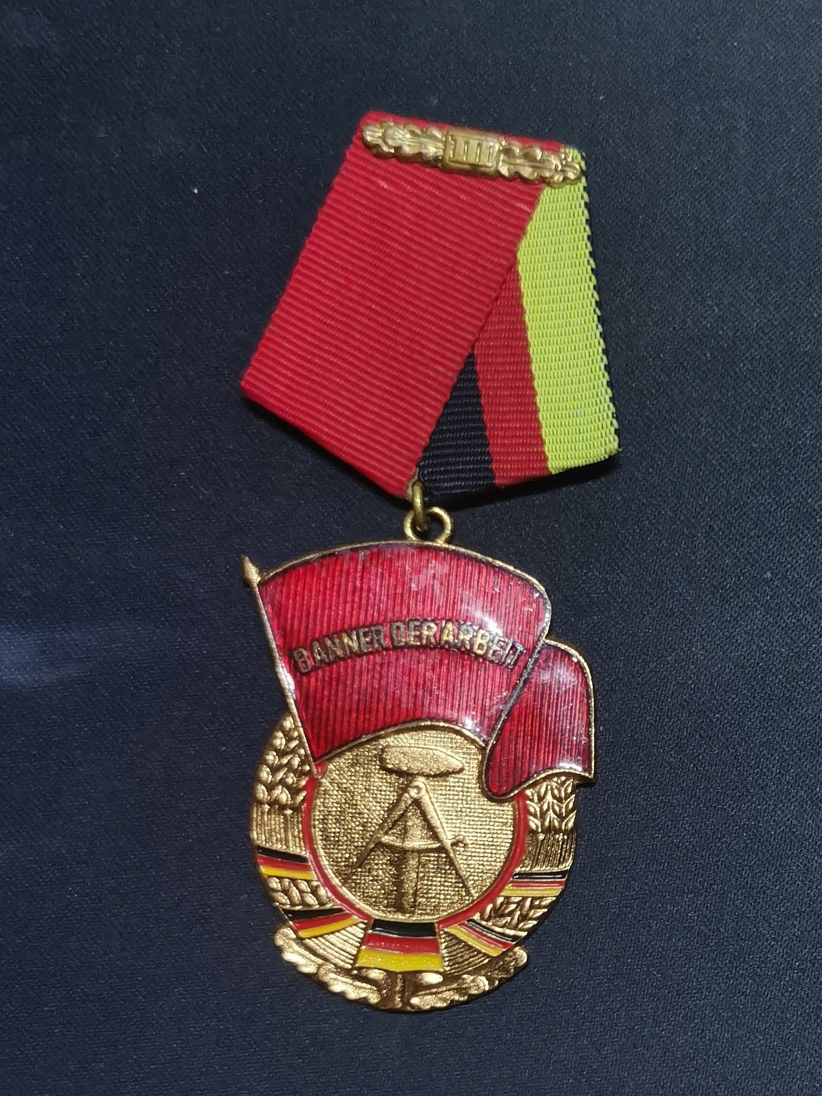 第一次麦稀奇拍卖 东德三级劳动红旗