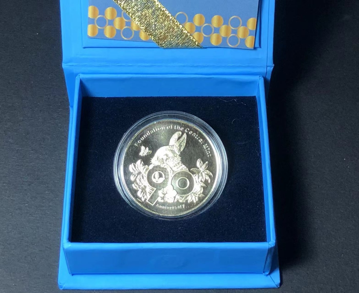 草稿银行第七期国内外钞票硬币拍卖 中国台湾 中央造币厂开铸90周年纪念铜章，正面为行政大楼为主图和文字说明，背面为2023年生肖结合及90周年字样环绕花卉。原证原盒，发行量仅5000枚，首次公瞩该平台。