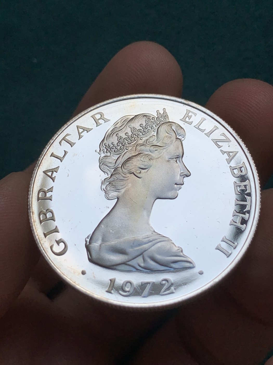 《竞宝斋》第180场-周日，周一2场 (全场包邮) 直布罗陀1972年25便士克朗精制银币，伊丽莎白女王银婚纪念。原盒装，28克、925银