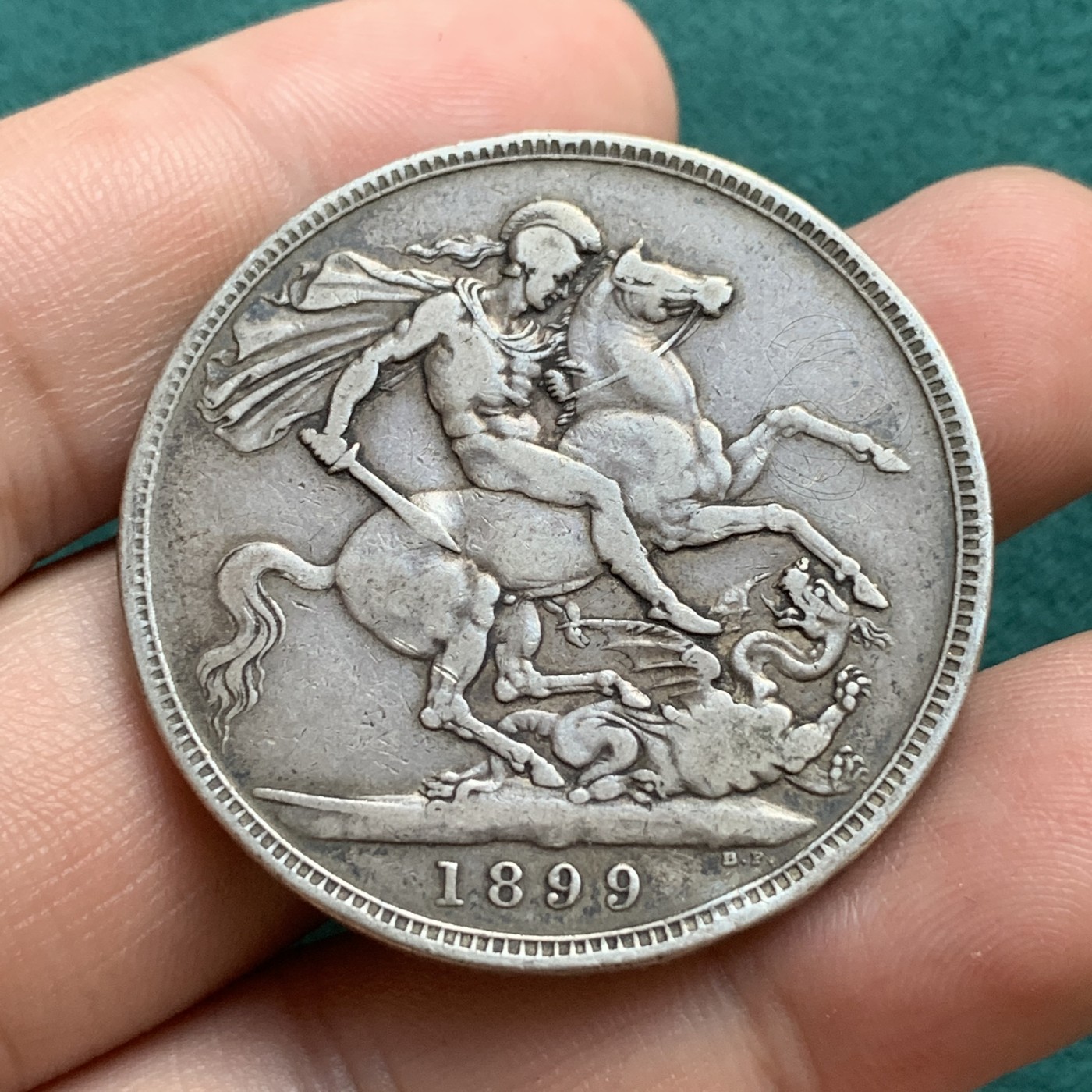 《竞宝斋》第180场-周日，周一2场 (全场包邮) 英国 1899年维多利亚披纱版马剑克朗大银币，流通品相老包浆，味道舒服