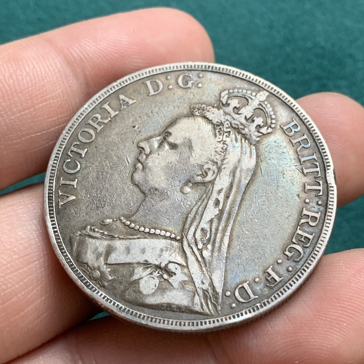 《竞宝斋》第180场-周日，周一2场 (全场包邮) 英国 1889年维多利亚高冠马剑克朗大银币，流通品相老包浆，味道舒服 细节见图