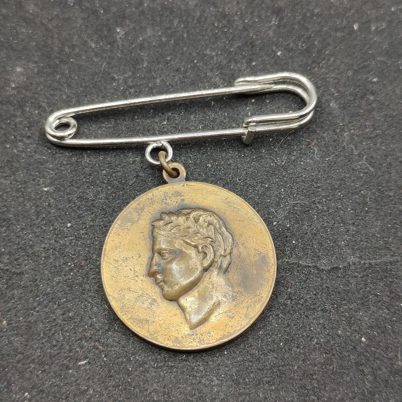 全场0元起拍 第72期 咸鱼国勋章拍卖专场 7月12日（周三）下午6：00开始 日本每日新闻社赏牌