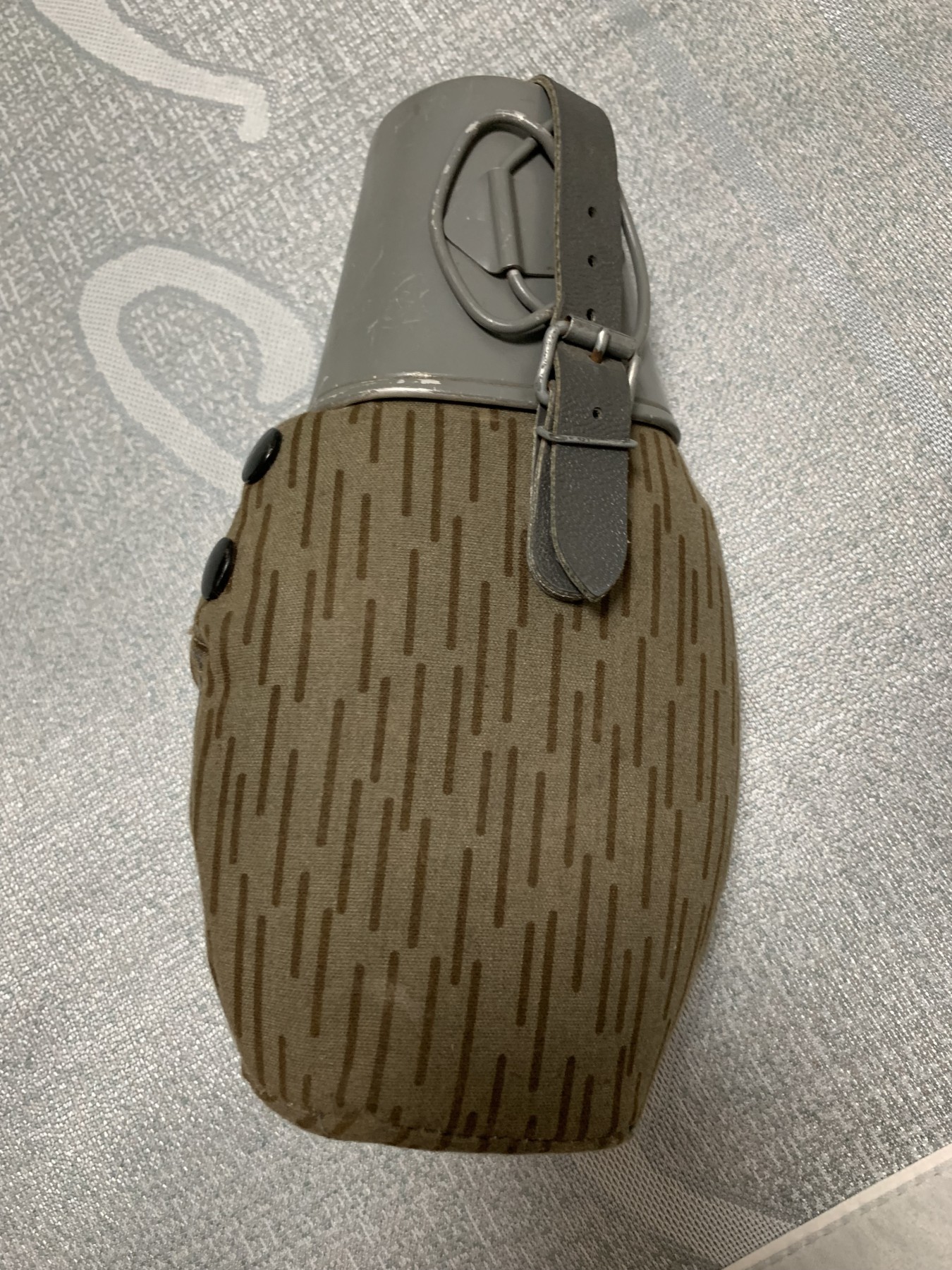 第一次麦稀奇拍卖 东德雨点迷彩水壶