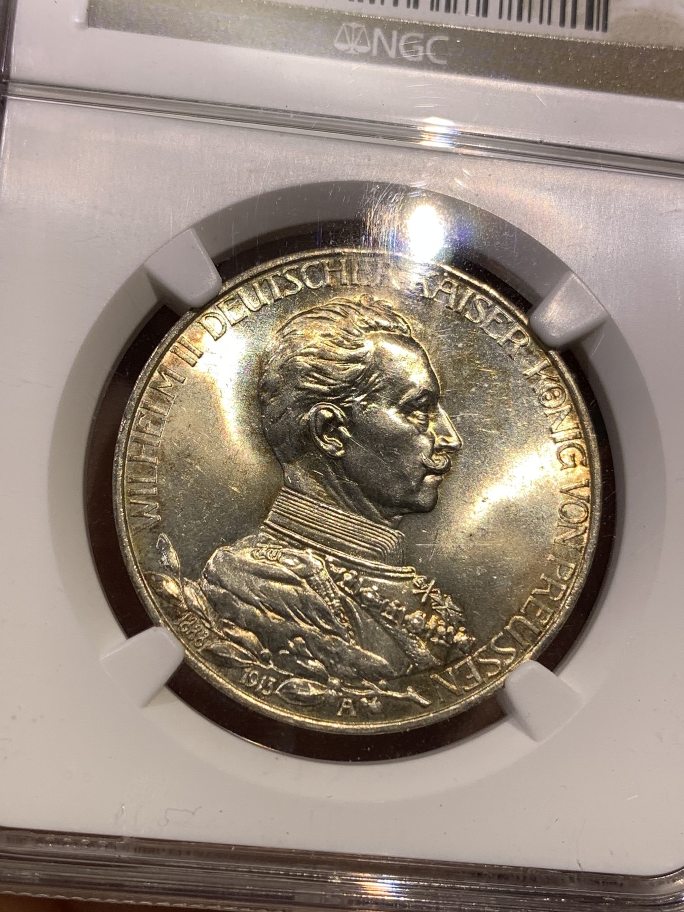 《竞宝斋》第180场-周日，周一2场 (全场包邮) NGC-MS63 1913年 德国 普鲁士威廉二世戎装3马克，顶级车轮光。状态极佳，不输64的状态，老盒严评。