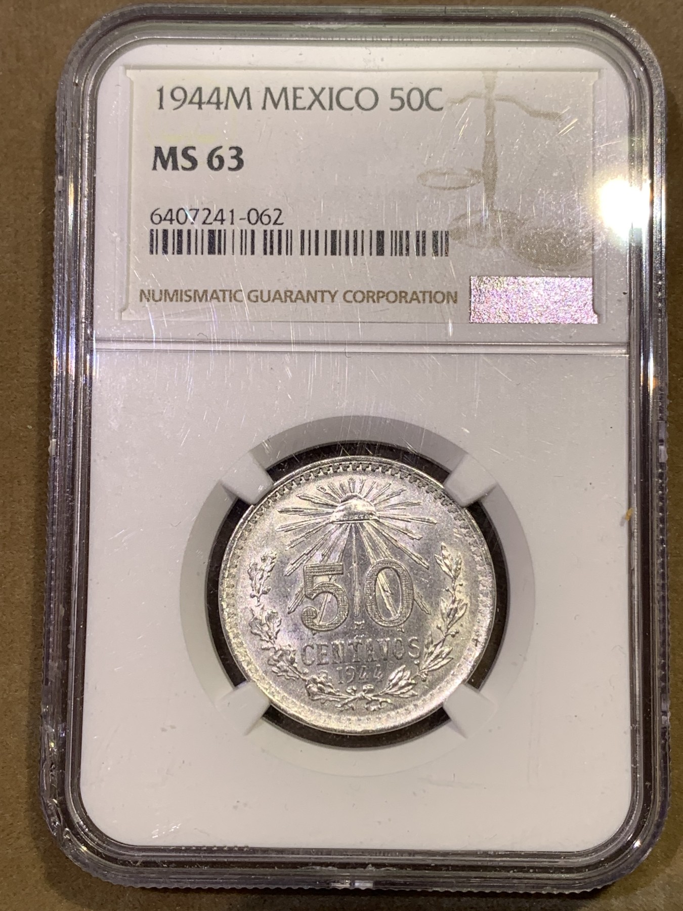 《竞宝斋》第180场-周日，周一2场 (全场包邮) NGC–MS63墨西哥 1944年50分鹰洋银币，盒子左下角磕边