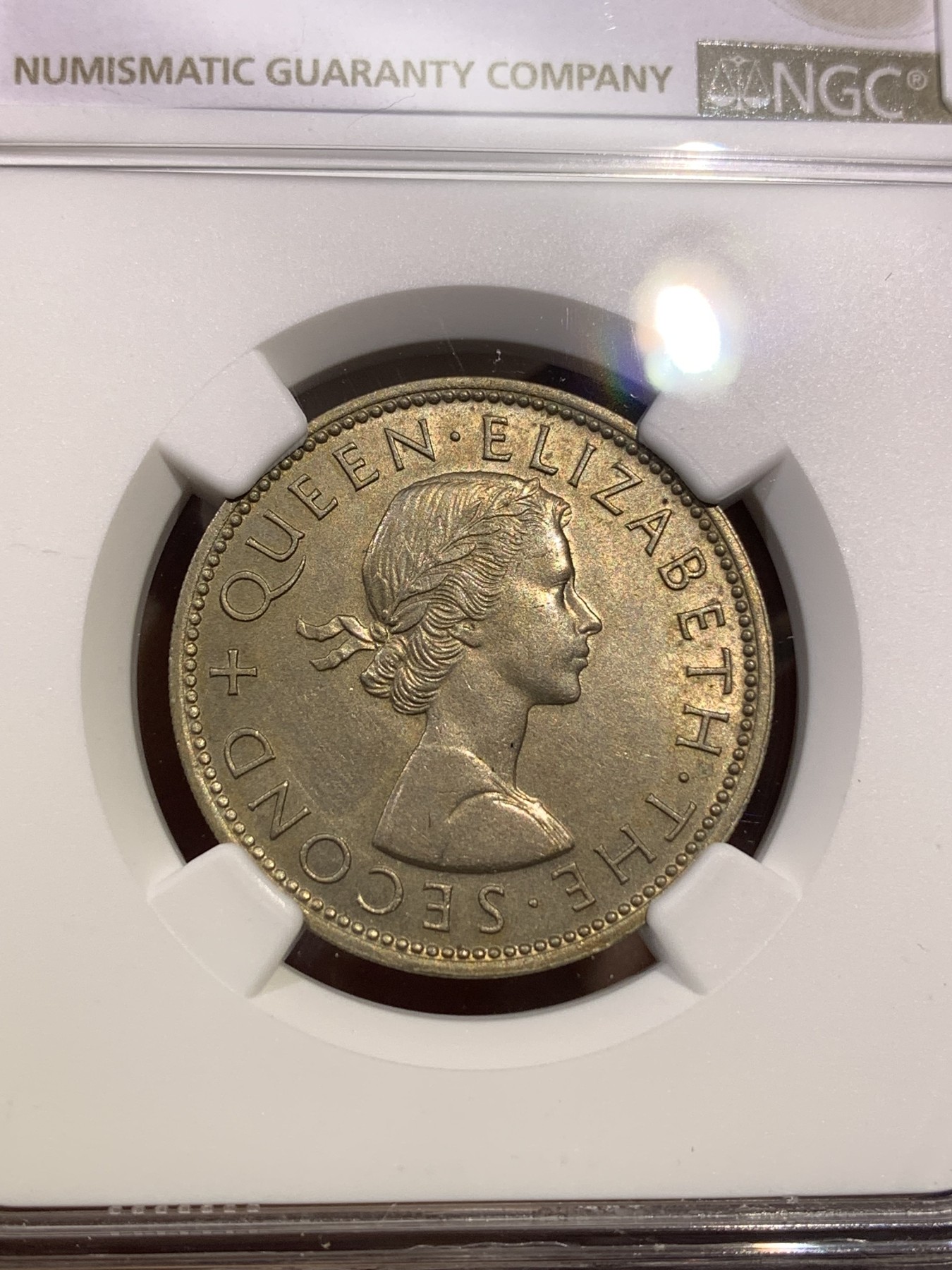 《竞宝斋》第180场-周日，周一2场 (全场包邮) NGC-MS62 1957年罗德西亚1弗洛林，不多见的品种，仅发行3个年份。伊丽莎白女王年轻头像，雄鹰攫鱼翱翔，设计独特。