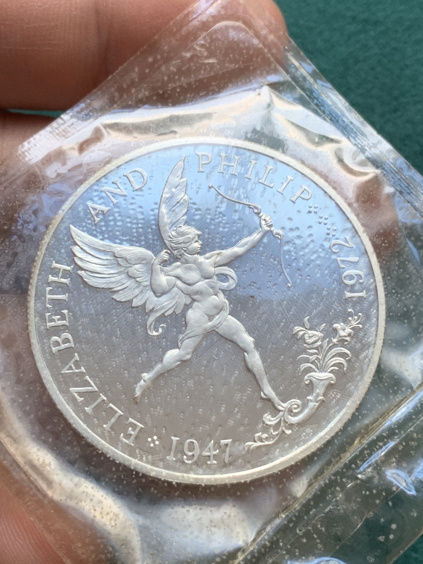 《竞宝斋》第180场-周日，周一2场 (全场包邮) 英属根西岛1972年女王银婚克朗纪念精制银币，爱神丘比特，原盒包装，28克925银，发行量1.5万枚。少见品种