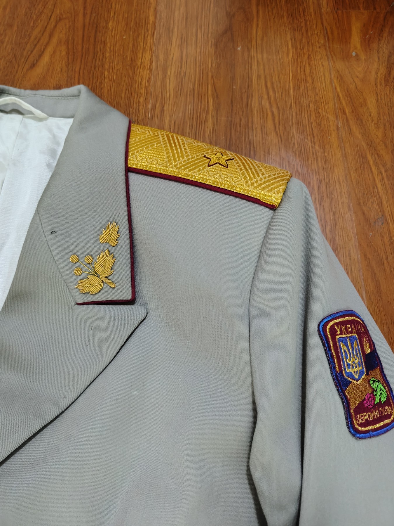 全场0元起拍 第72期 咸鱼国勋章拍卖专场 7月12日（周三）下午6：00开始 乌克兰94条例灰色将官出行礼服一套 胸围130肩宽55 衣长89 袖长68 腰围110 裤长115