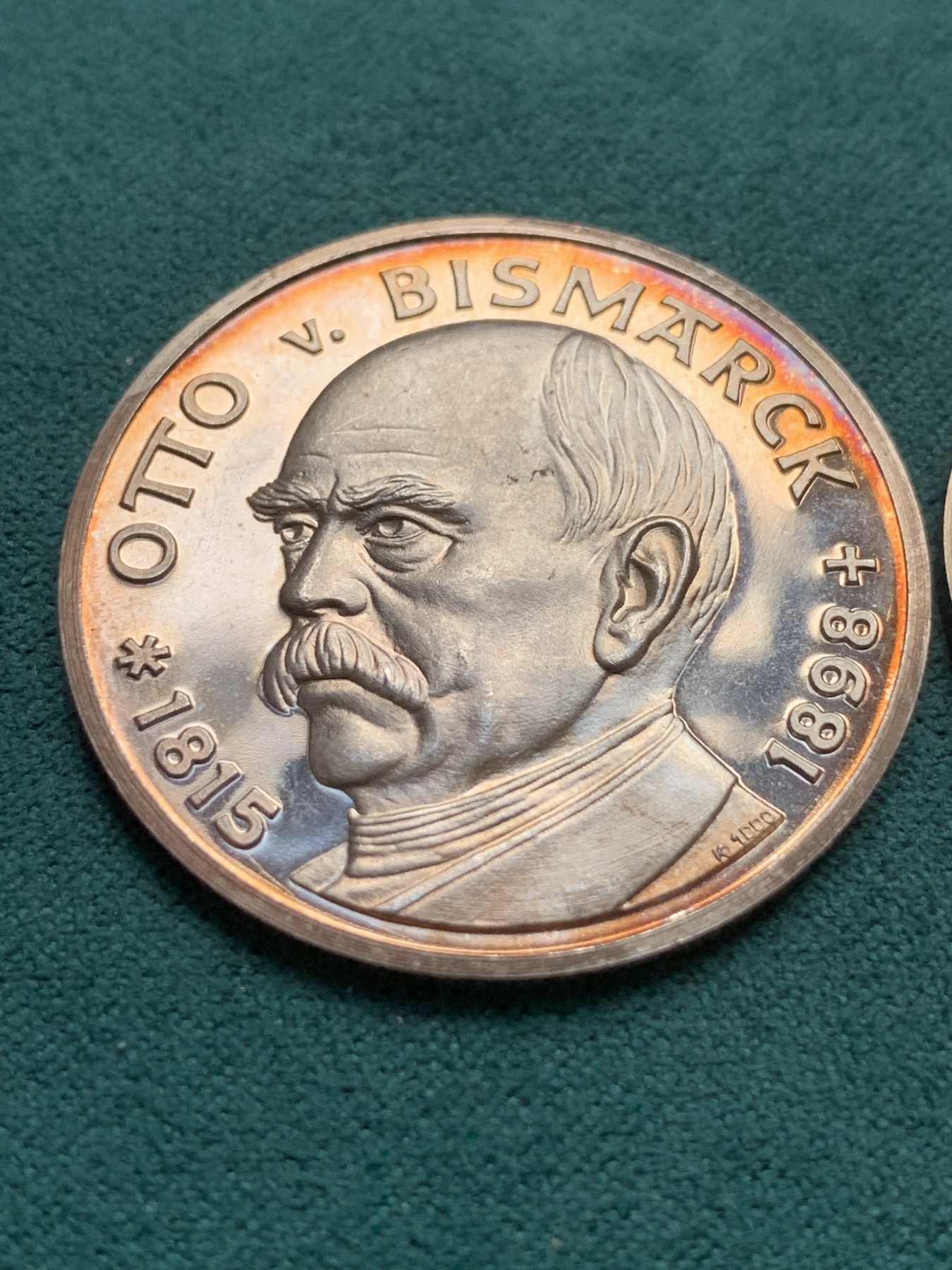 《竞宝斋》第180场-周日，周一2场 (全场包邮) 德国 俾斯麦精品银章一对 一大一小两枚 幻彩包浆 美轮美奂 章的背面是著名的镜厅加冕场景，历史感十足