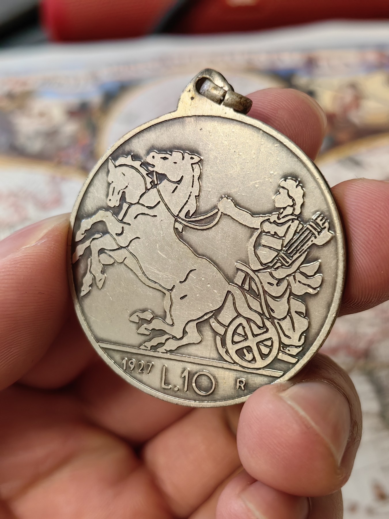 橡树集藏-006场 海纳百川 钱币元素纪念章，描绘了意大利马车，英国新便士样币，八个里亚尔等众多经典图案，很有意思的小玩具。