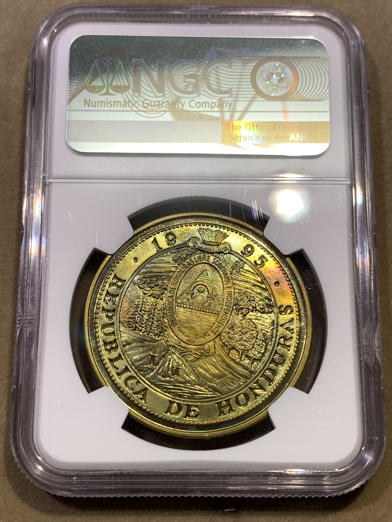 《竞宝斋》第180场-周日，周一2场 (全场包邮) NGC-PF68 CAMEO 1995年洪都拉斯10伦皮拉精制大铜币，铸量仅150枚，见于珍稀币目录。大尺寸铜币，背面景物刻画细致入微，工艺精湛。