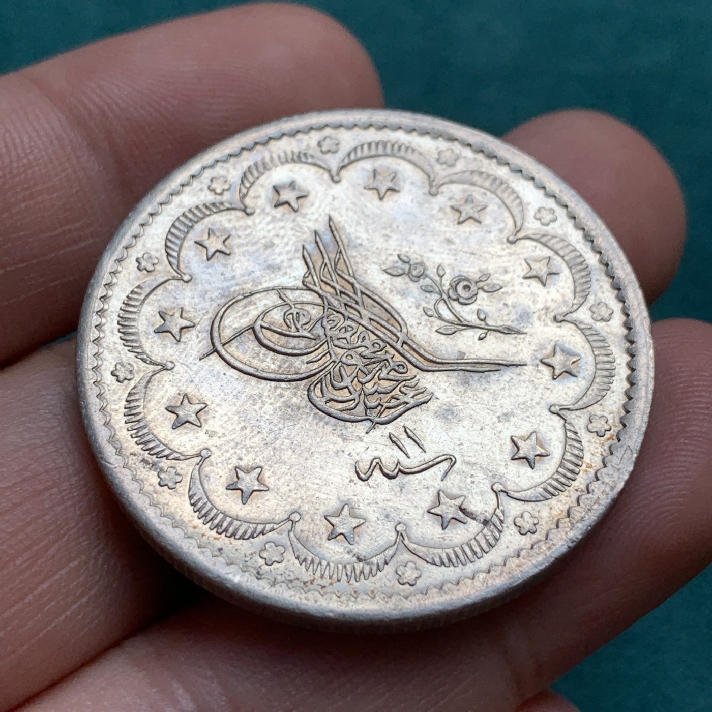 《竞宝斋》第180场-周日，周一2场 (全场包邮) AH1255年奥斯曼土耳其20库鲁什银币 早期版本非常贵，外拍62分的1万左右。这枚是AU-UNC品，边齿犀利，宛如新铸，黑色部分是铸缺。