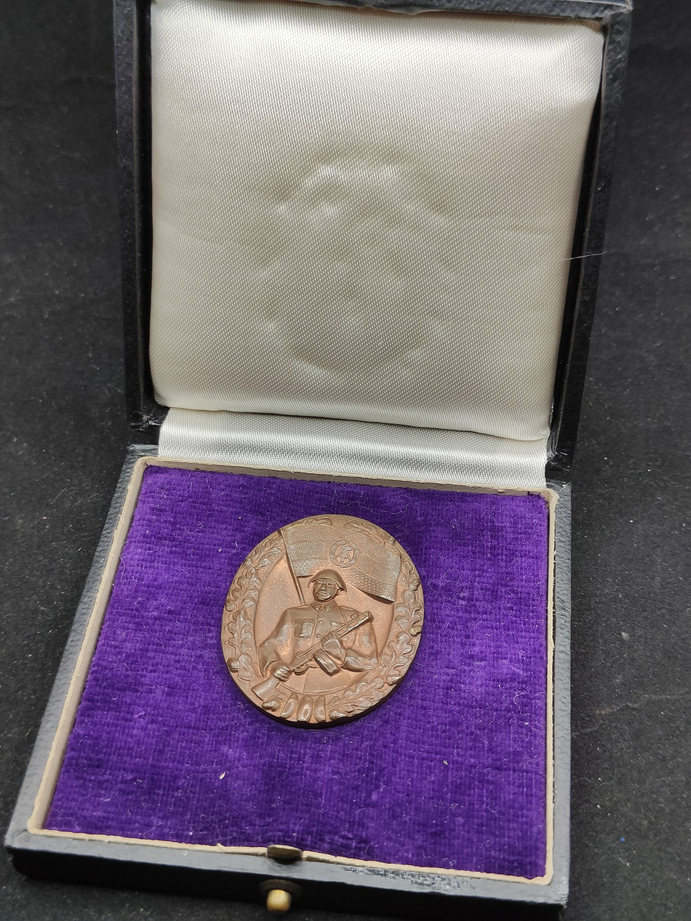 全场0元起拍 第72期 咸鱼国勋章拍卖专场 7月12日（周三）下午6：00开始 早期 东德 优秀人民军证章 带盒