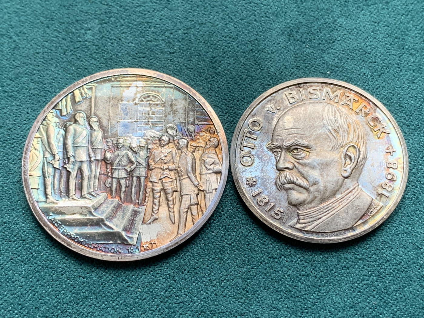 《竞宝斋》第180场-周日，周一2场 (全场包邮) 德国 俾斯麦精品银章一对 一大一小两枚 幻彩包浆 美轮美奂 章的背面是著名的镜厅加冕场景，历史感十足