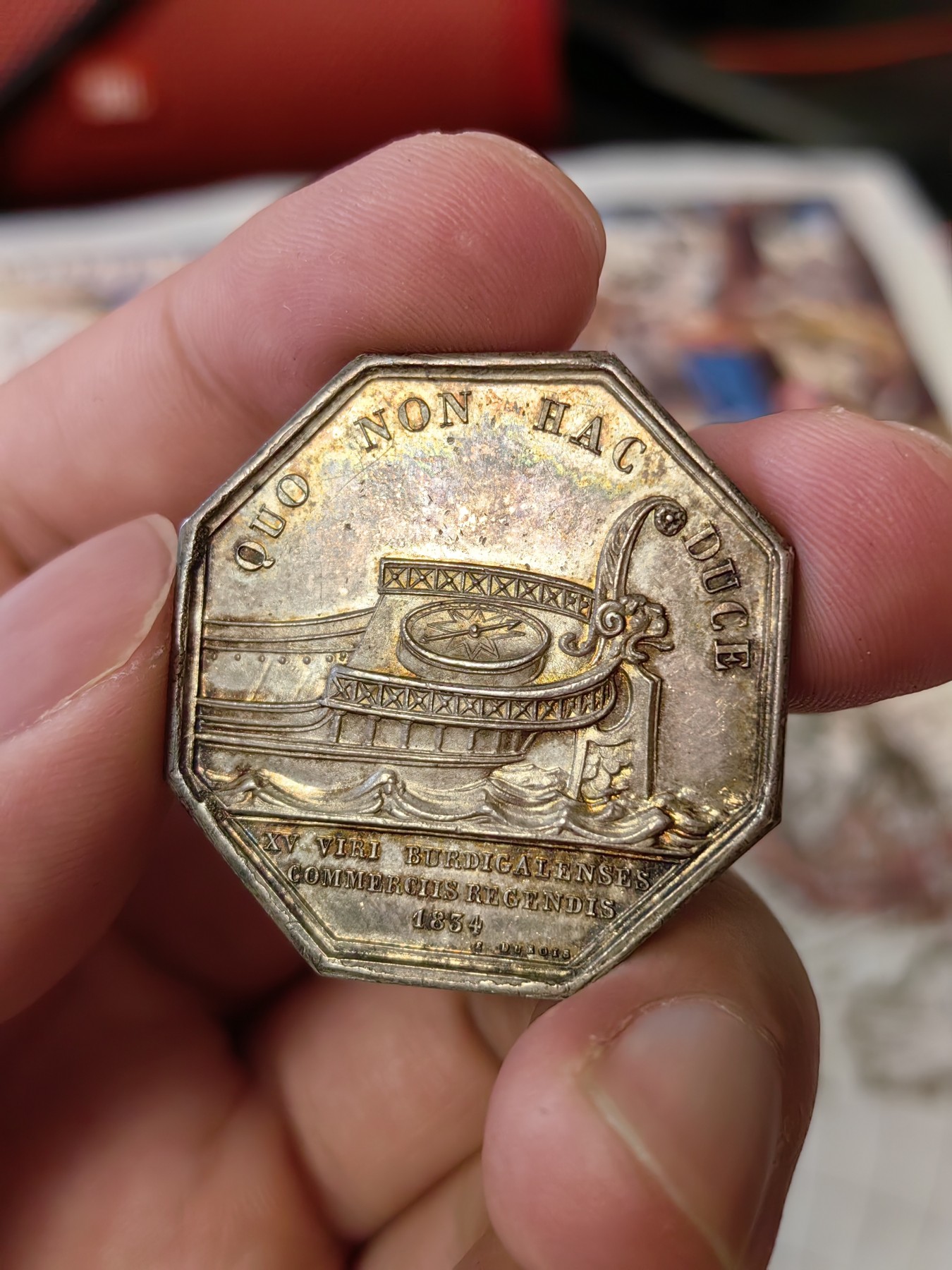 橡树集藏-006场 海纳百川 1834年法国银章 波尔多商会 正面是法国国王路易菲利普 背面是运载罗盘的波尔多商船 非常漂亮 镜面底板高浮雕unc顶级品相 黑彩老包浆滴水未下 手指边铭 33mm 20g