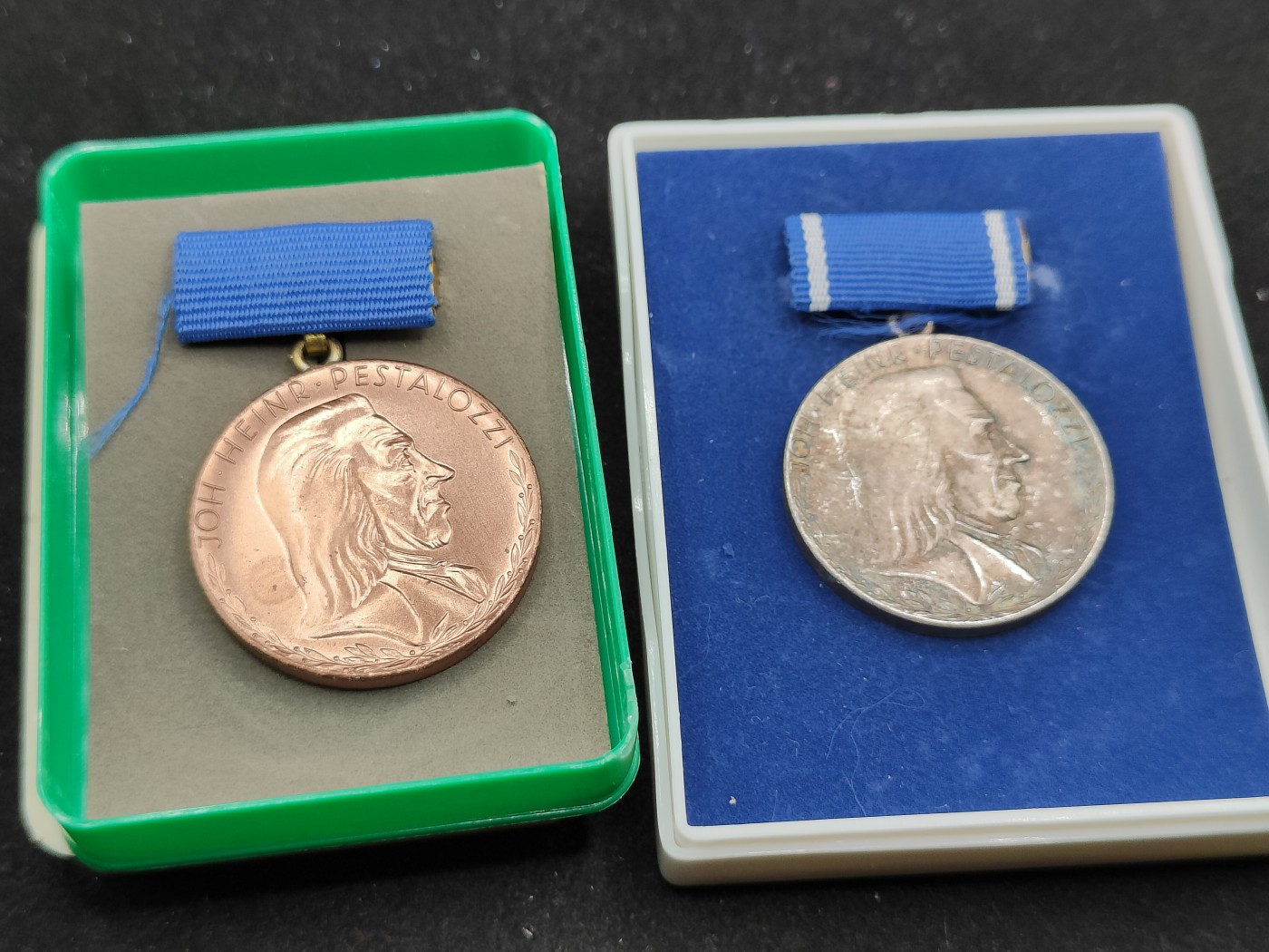 全场0元起拍 第72期 咸鱼国勋章拍卖专场 7月12日（周三）下午6：00开始 东德裴斯洛泰齐忠诚服务奖章两个 银级为早期镀银