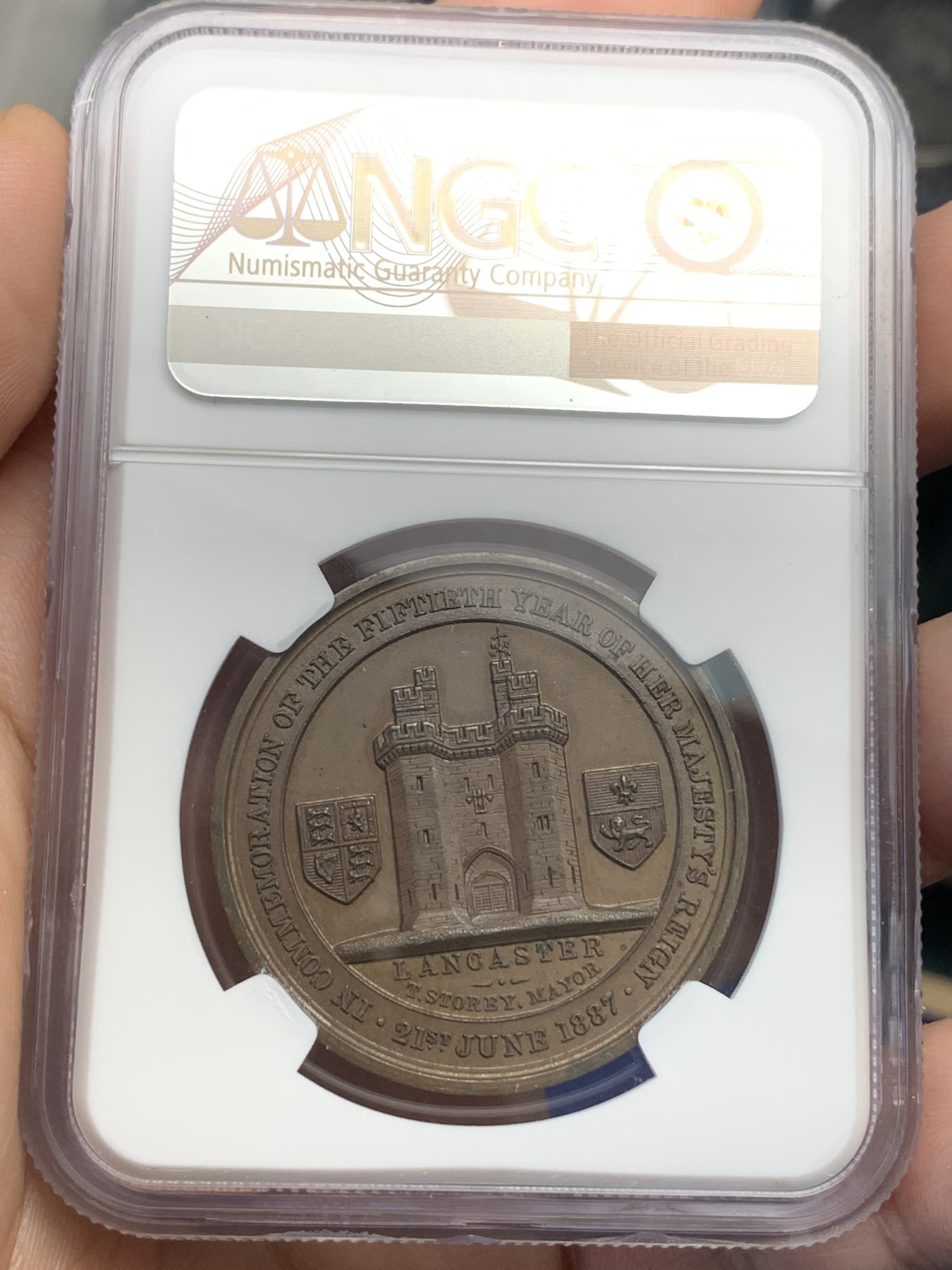 《竞宝斋》第180场-周日，周一2场 (全场包邮) NGC-MS63 1887年维多利亚加冕50周年黄金禧年铜章，背兰开斯特城堡和徽章，少见品种带高级原装木盒。