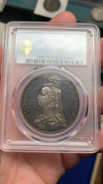《竞宝斋》第180场-周日，周一2场 (全场包邮) PCGS PR62CAM 英国1887年 维多利亚女王 高冠马剑 一克朗银币 近乎完美的包浆 剑锋胸肌都没有磨损 低评品种