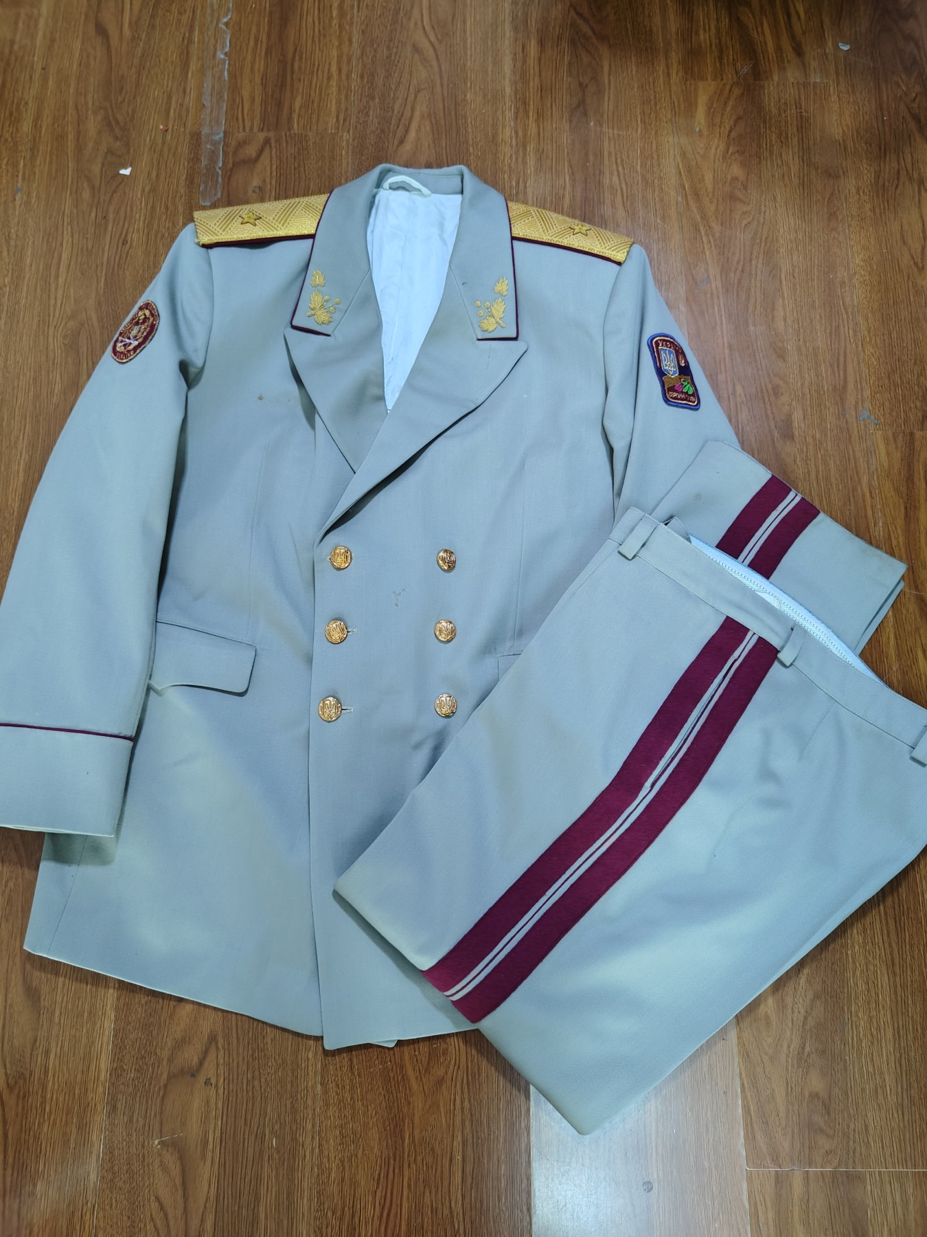 全场0元起拍 第72期 咸鱼国勋章拍卖专场 7月12日（周三）下午6：00开始 乌克兰94条例灰色将官出行礼服一套 胸围130肩宽55 衣长89 袖长68 腰围110 裤长115