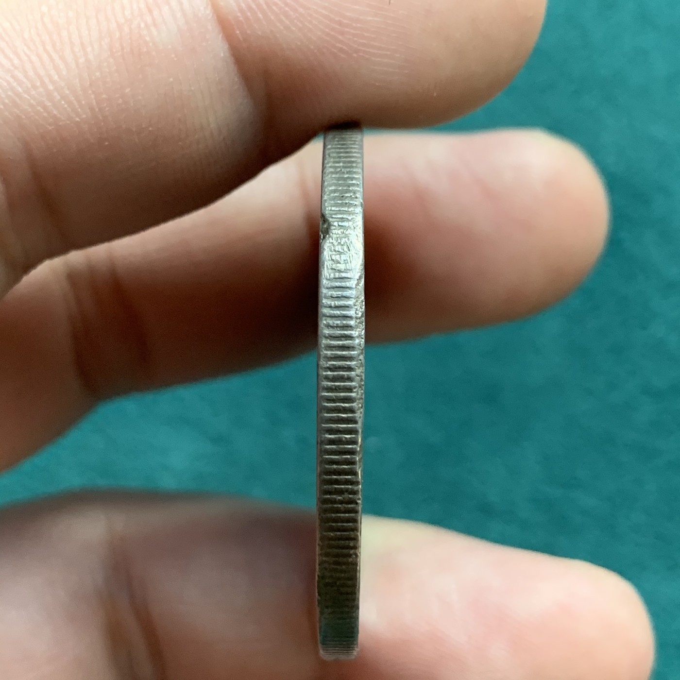 《竞宝斋》第180场-周日，周一2场 (全场包邮) 英国 1889年维多利亚高冠马剑克朗大银币，流通品相老包浆，味道舒服 细节见图