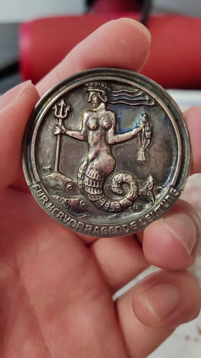 橡树集藏-006场 海纳百川 德国渔业协会银章 美人鱼和渔民 高浮雕好品相 克苏鲁风格 原盒完好