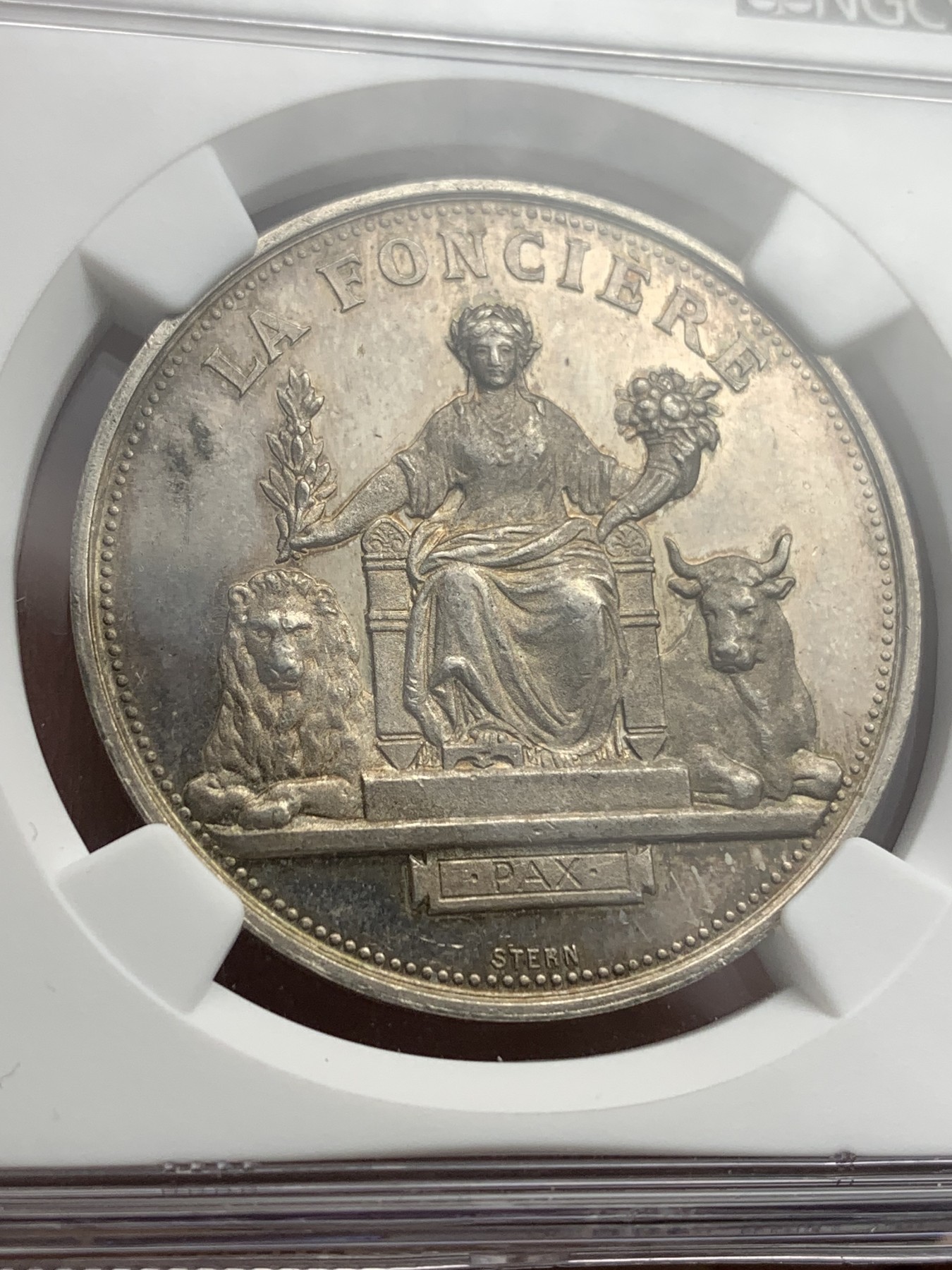 《竞宝斋》第180场-周日，周一2场 (全场包邮) NGC MS61法国保险公司女神银章直径:37mm重量:22.68g 边铭:丰饶角+银标章面有点镜面效果，女神细节漂亮