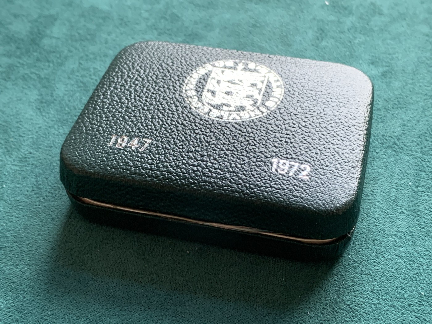 《竞宝斋》第180场-周日，周一2场 (全场包邮) 英属根西岛1972年女王银婚克朗纪念精制银币，爱神丘比特，原盒包装，28克925银，发行量1.5万枚。少见品种