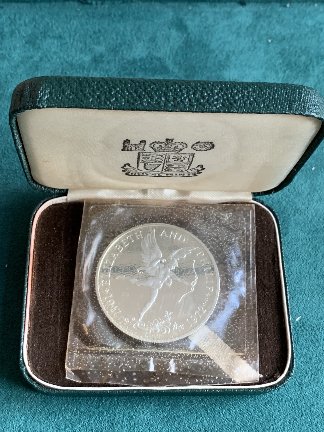 《竞宝斋》第180场-周日，周一2场 (全场包邮) 英属根西岛1972年女王银婚克朗纪念精制银币，爱神丘比特，原盒包装，28克925银，发行量1.5万枚。少见品种