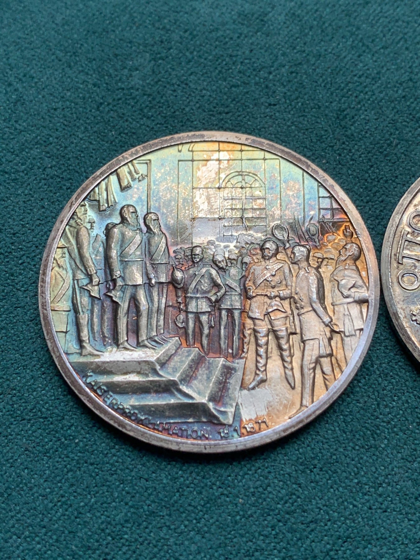 《竞宝斋》第180场-周日，周一2场 (全场包邮) 德国 俾斯麦精品银章一对 一大一小两枚 幻彩包浆 美轮美奂 章的背面是著名的镜厅加冕场景，历史感十足