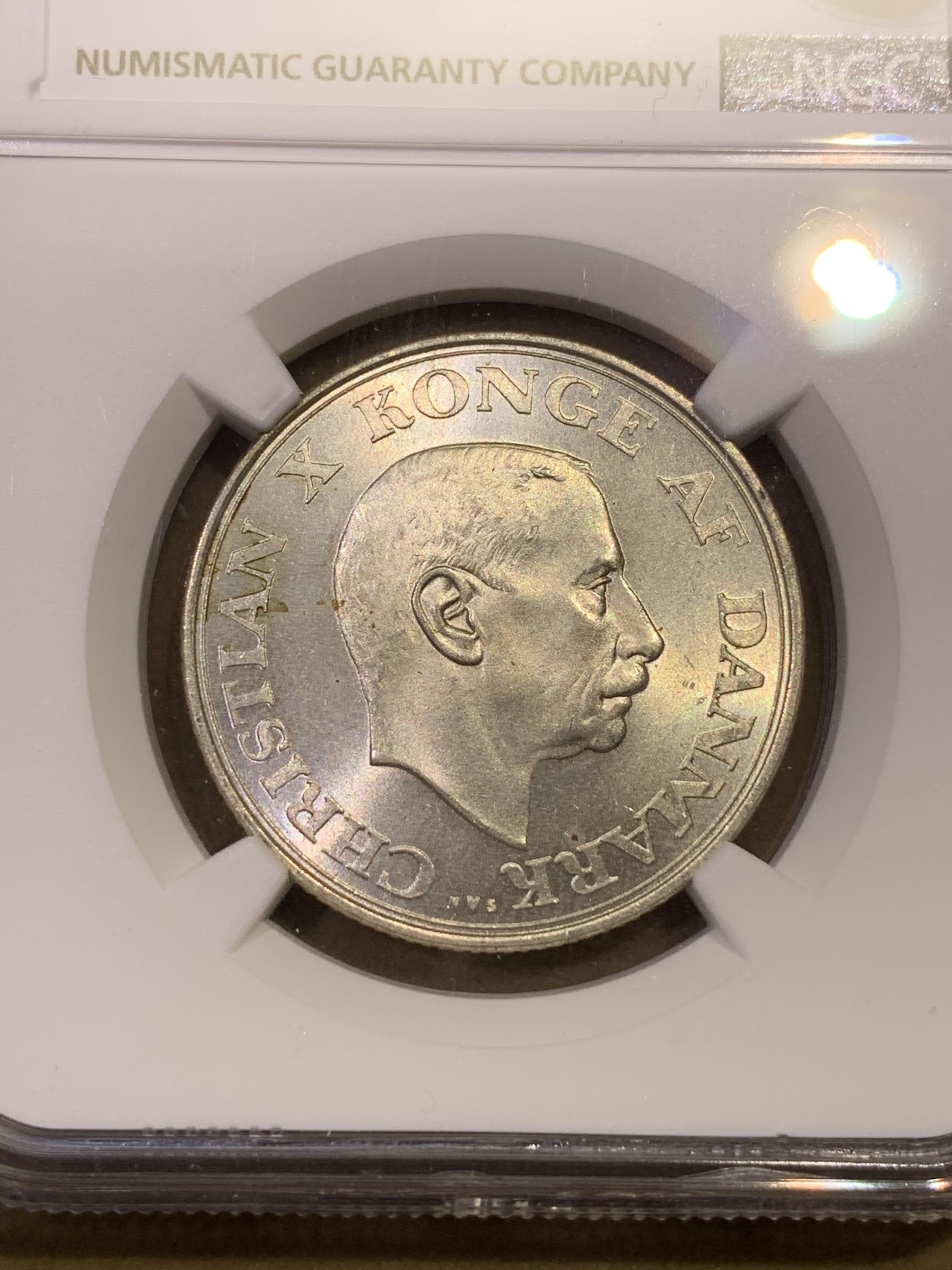 《竞宝斋》第180场-周日，周一2场 (全场包邮) NGC MS 66高分 丹麦1937年国王登基25周年2克朗银币 常见品种，上海n给66，说明币状态确实可以，分数一步到位